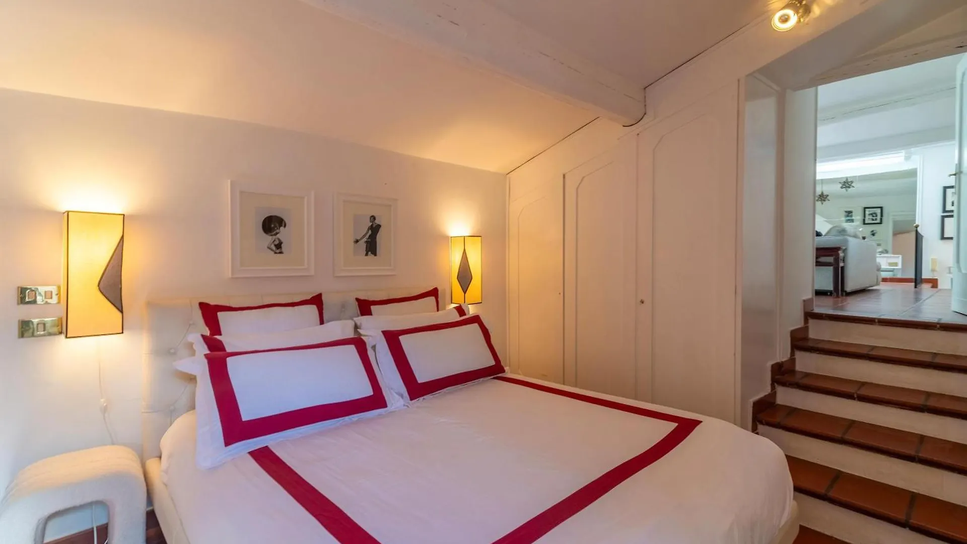 Campo De' Fiori Enchanting Attic Rome Apartment