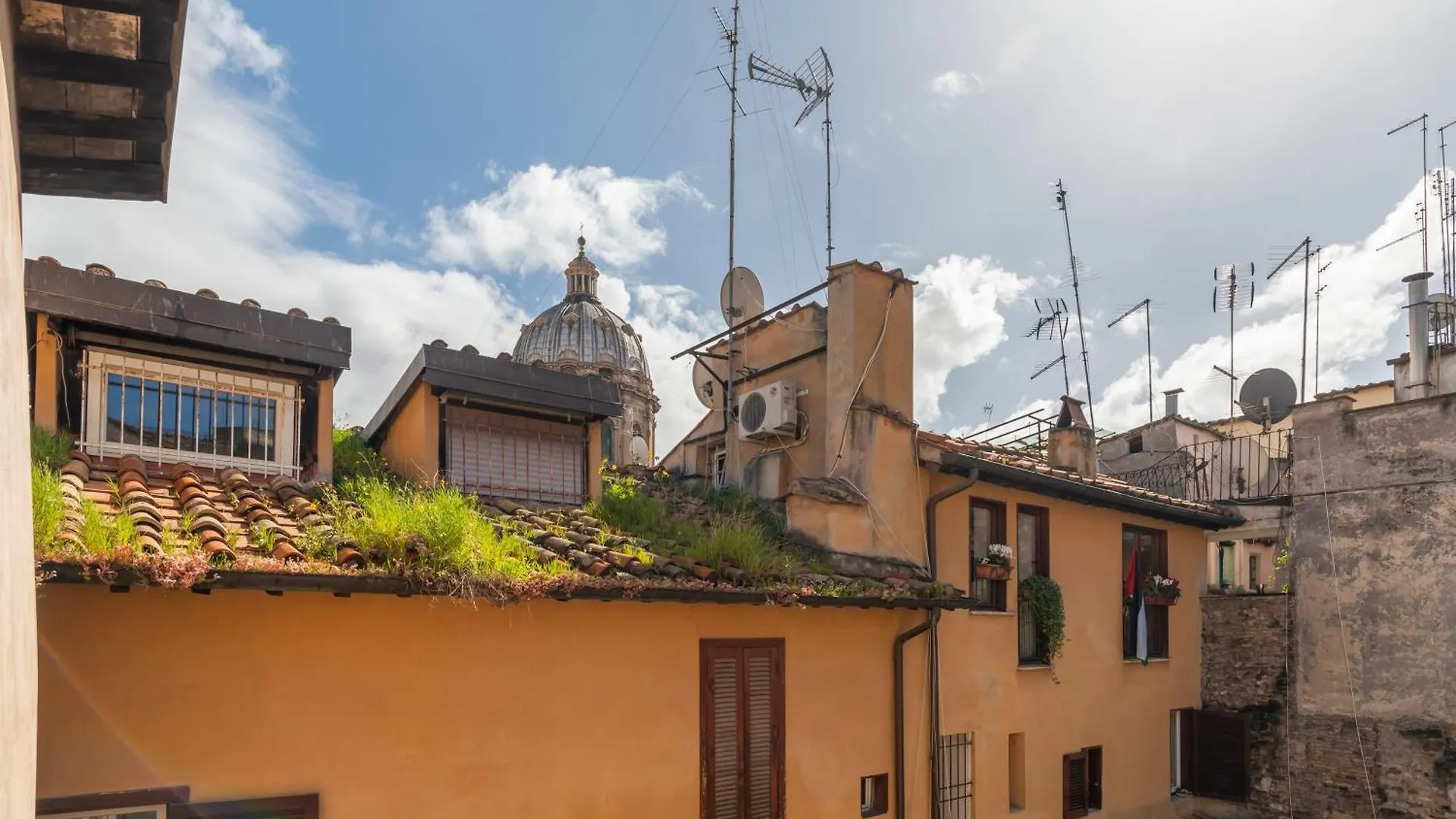 Campo De' Fiori Enchanting Attic Rome Apartment